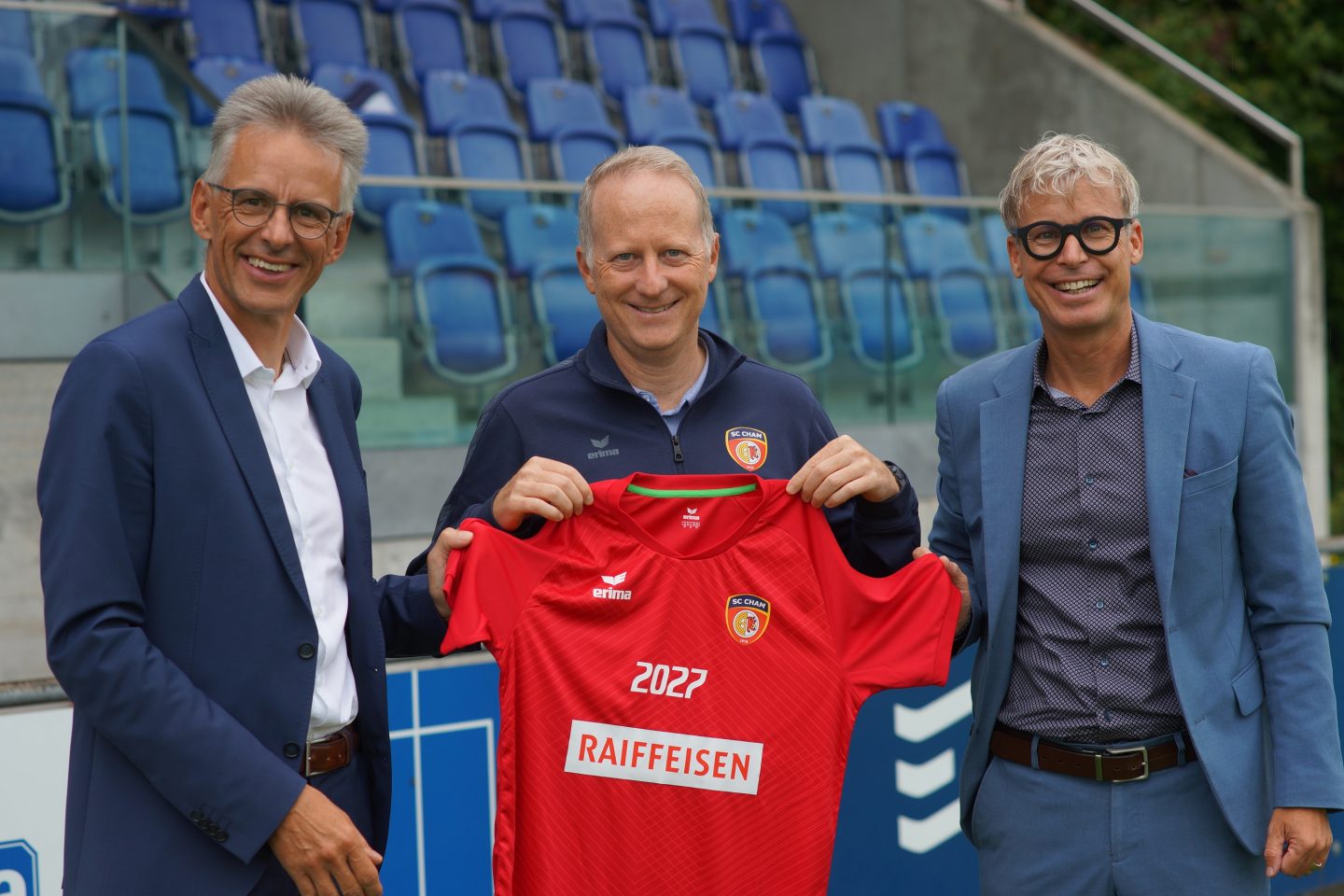 v.l.n.r. André Koller (Vorsitzender der Bankleitung), Marcel Werder (Sponsoring SC Cham), Pius Vogel (Leiter Markt)