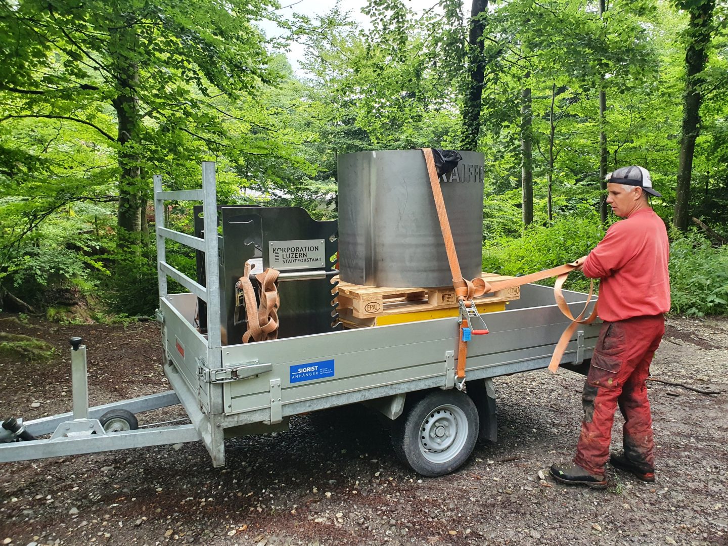 Anlieferung des Panzergrills und Feuerschale