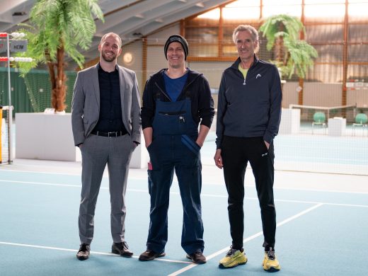 Vertreter in der Tennishalle