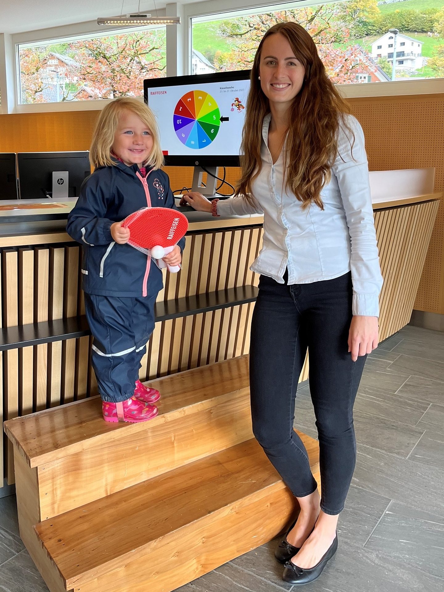 Kundenberaterin Vanessa Hardegger konnte ein Beachball-Set verschenken.