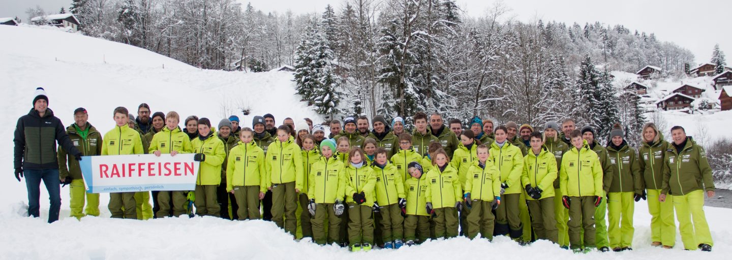 Gruppenbild Trainingsgemeinschaft Wolzen mit neuer Skibekleidung