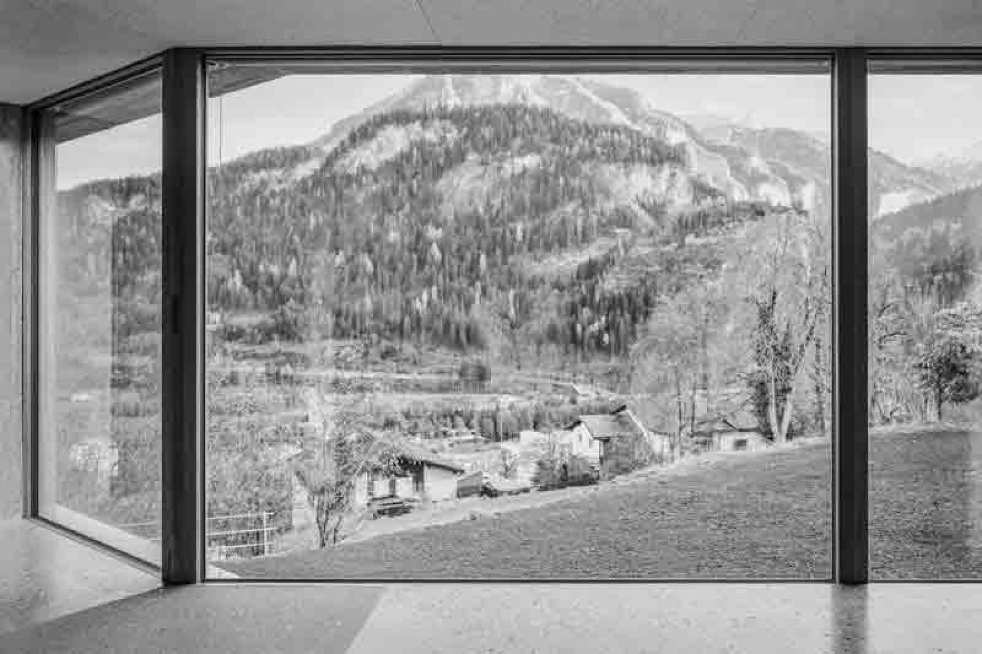 Der Blick durch die geschosshohen Fenster auf die Bündner Bergwelt ist atemberaubend.