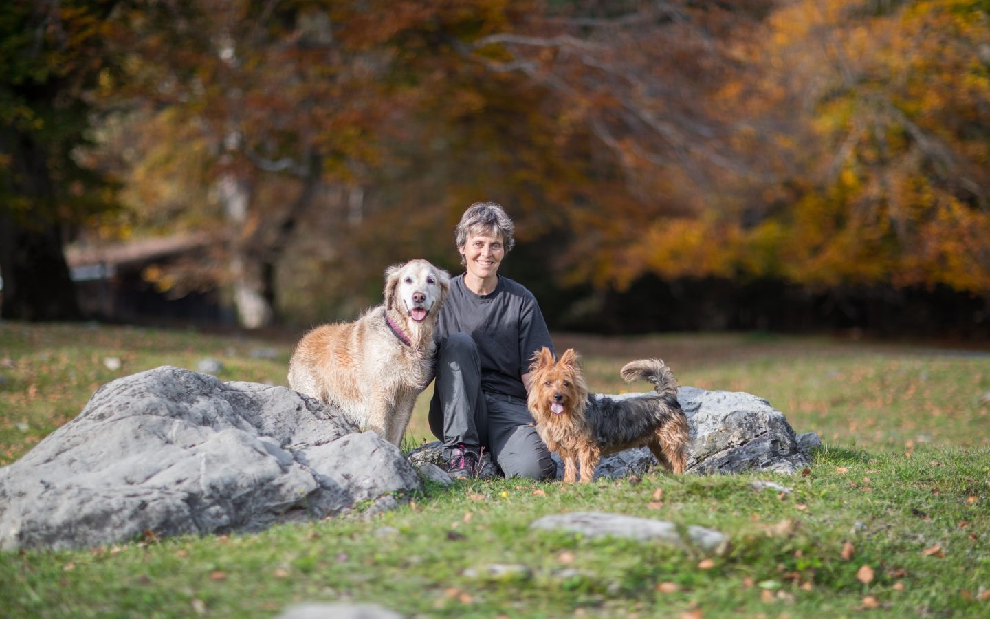 Nicole Fröhlich con due cani in mezzo alla natura
