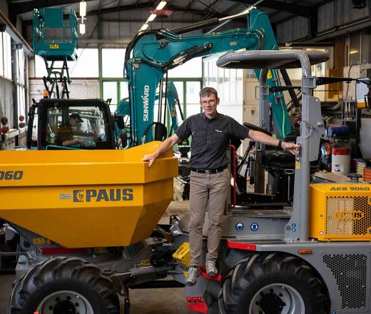 Thomas Simmler avec des machines de chantier