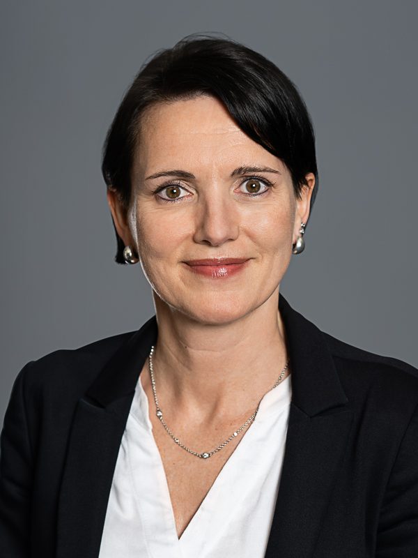 Andrea Anna Oeuvray, Finanz- und Wohnexpertin