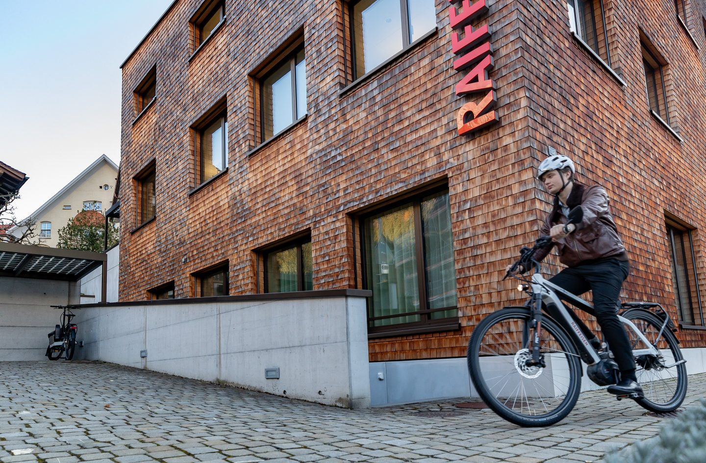 Bildlegende: David Agatic mit seinem E-Velo auf dem Arbeitsweg.