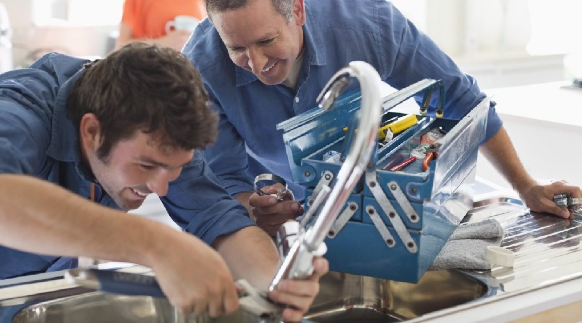 Zwei Männer beim handwerklichen Arbeiten